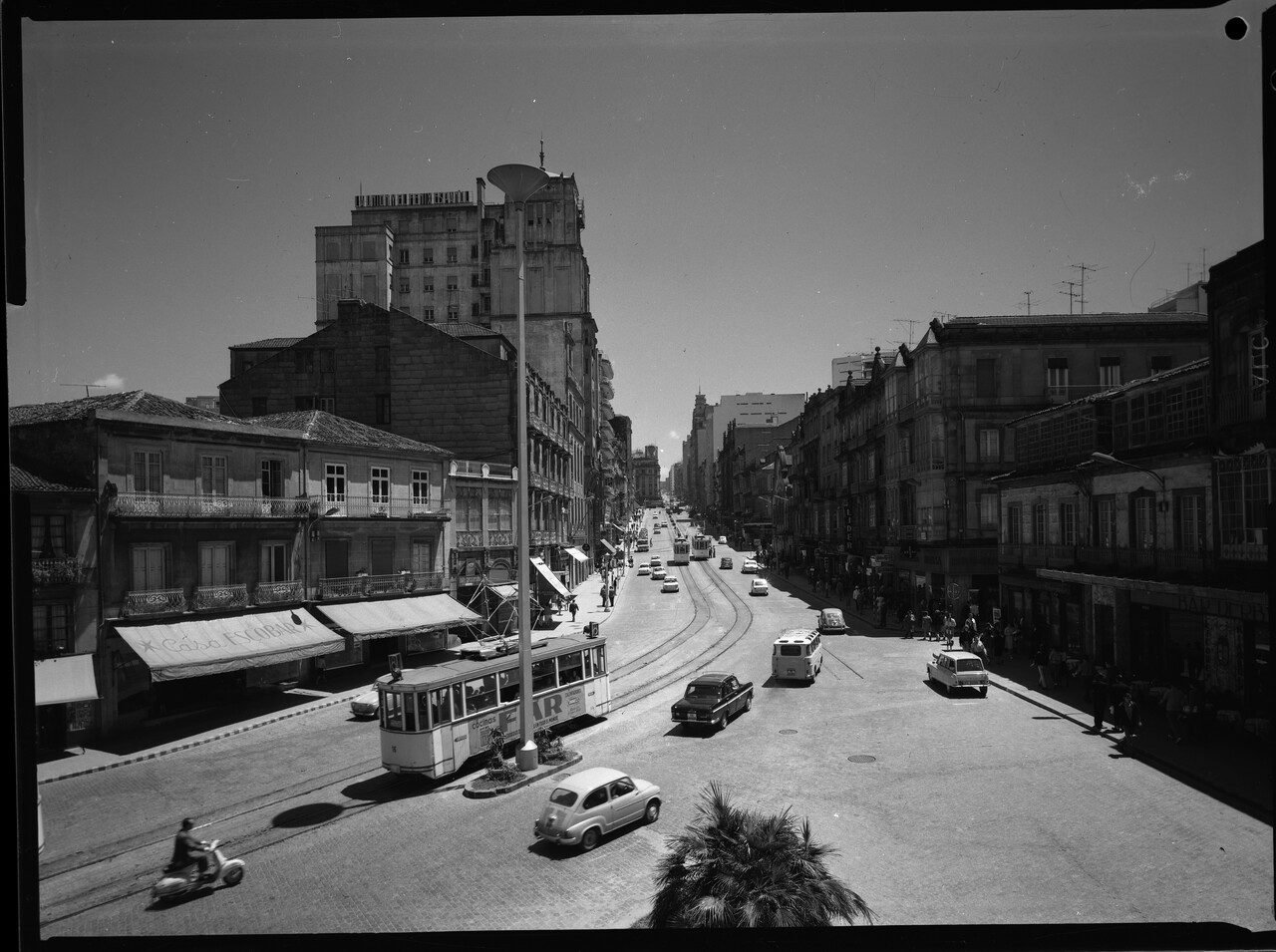 Calle Urzaiz esquina Colón con un tranvía, coches y peatones